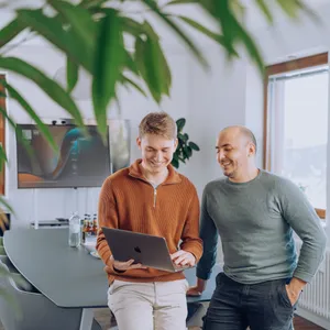 Zwei Entwickler gucken auf einen Laptop