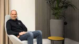 Ein Mitarbeiter lächelt in die Kamera