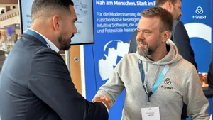 Sascha schüttelt Hände mit einem Partner von Trinext